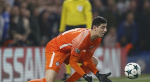 Banda izquierda para... Courtois