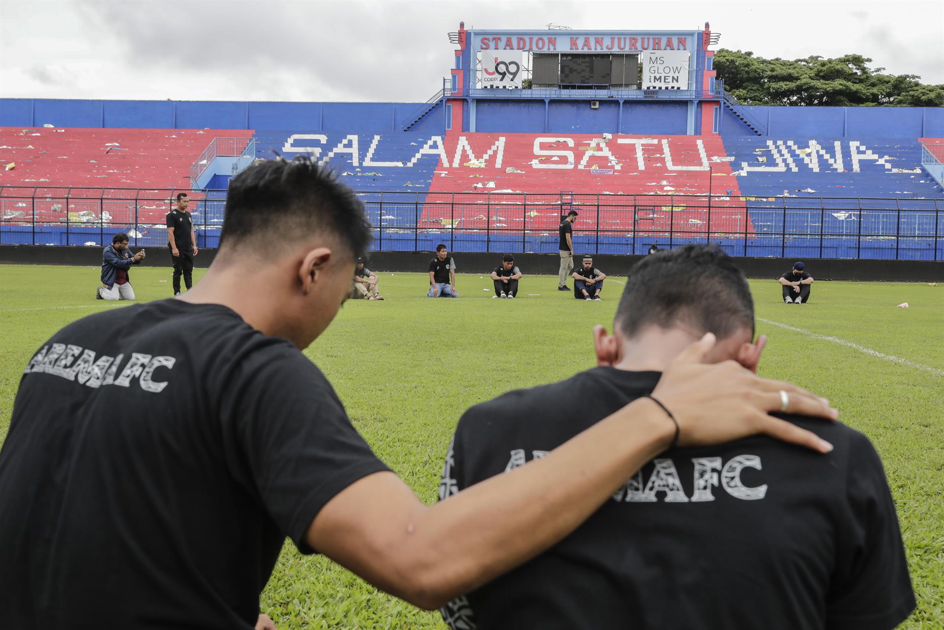 Cárcel para dos responsables del estadio donde tuvo lugar la estampida en Indonesia