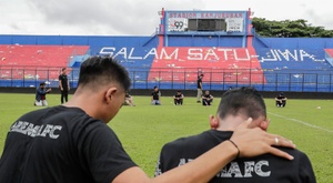 Cárcel para dos responsables del estadio donde tuvo lugar la estampida en Indonesia