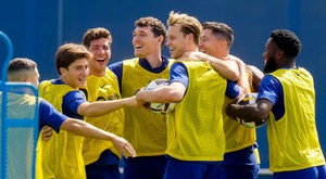 Mikayil Faye, firmado