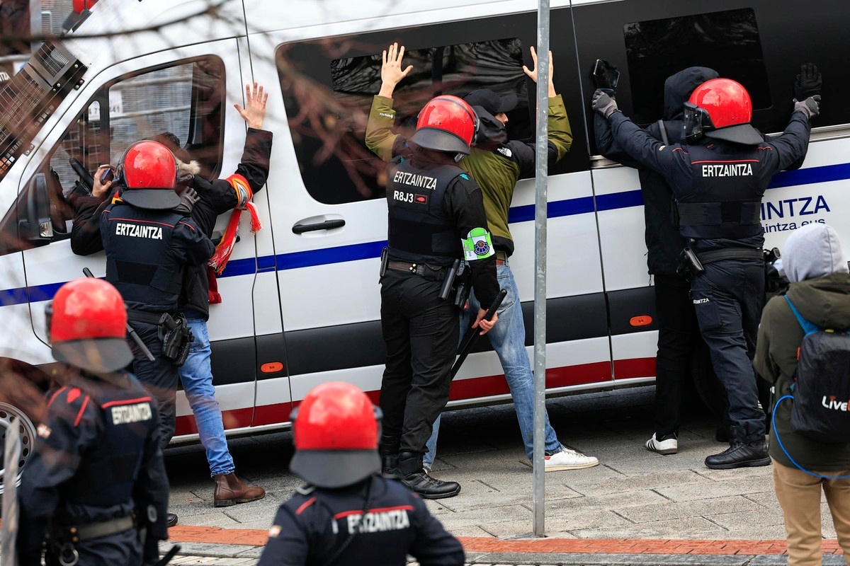 Parte de guerra en Bilbao: 14 detenidos y 15 agentes de la Ertzaintza heridos