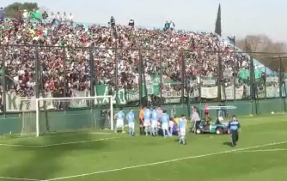 Un árbitro impidió que un choque de cabezas acabara en tragedia