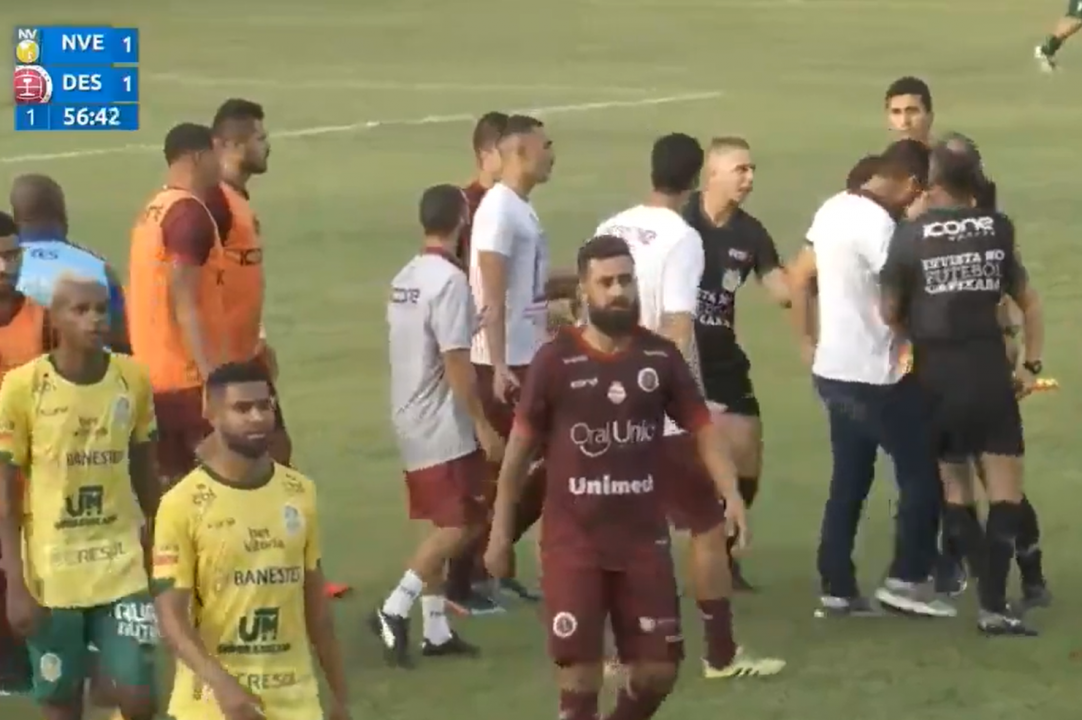 ¡Un entrenador le pegó un cabezazo a una jueza de línea!