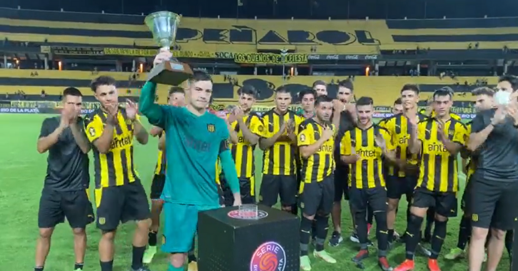 Peñarol se lleva 'su' trofeo con un buen triunfo ante Santiago Wanderers