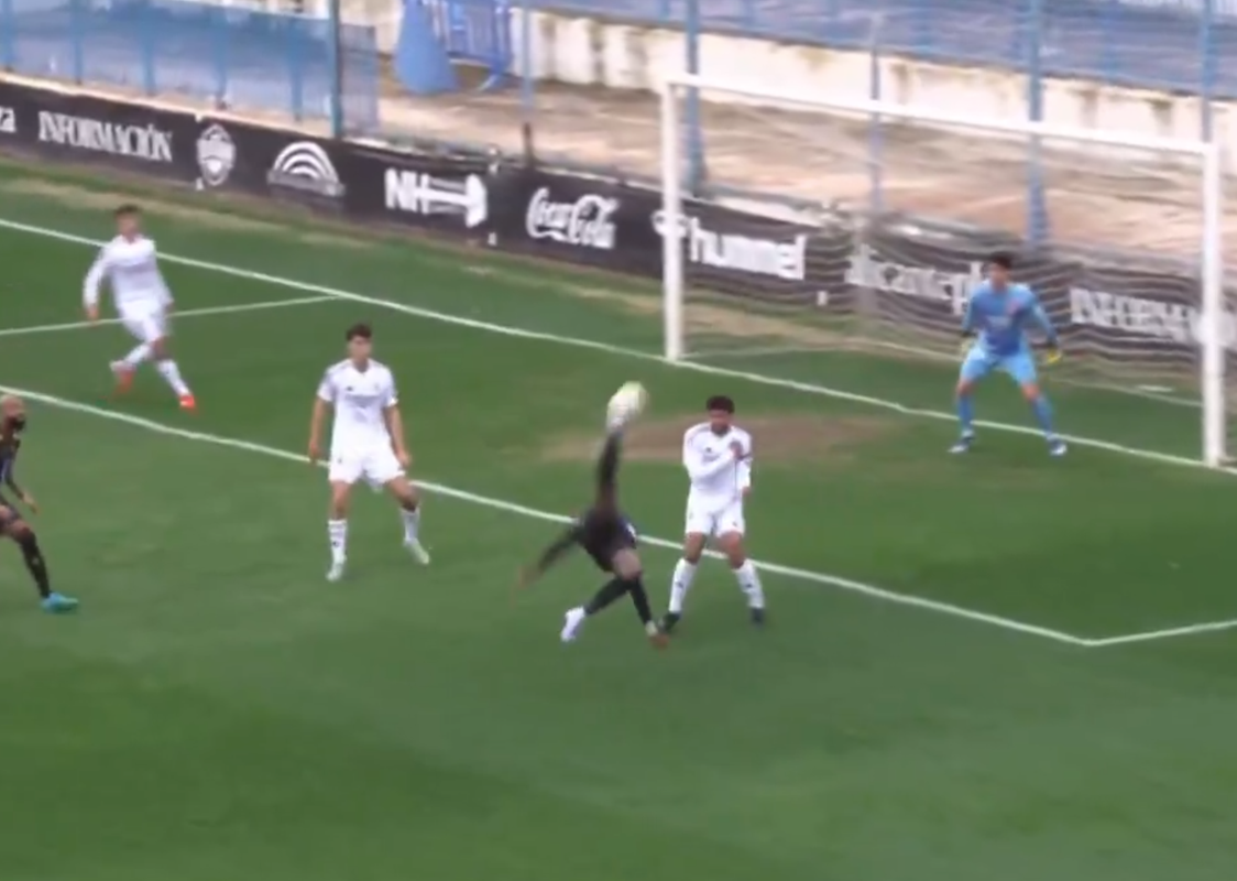 Modeste sonrojó al Castilla con un golazo de chilena