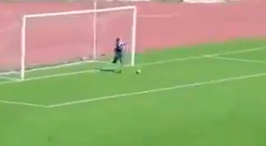 El recogepelotas que se creyó portero: ¡saltó al campo para evitar el gol!