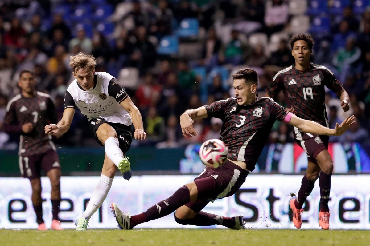 El Valencia se luce con sus suplentes en el naufragio de México