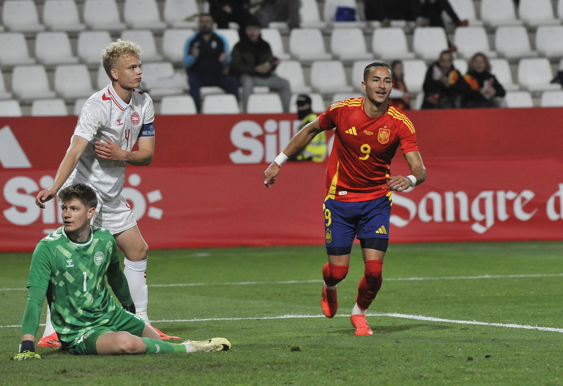 Javi Guerra y Mateo Joseph echan el telón de España con victoria