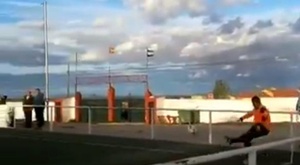 El portero que salvó un empate... ¡con un gol olímpico!