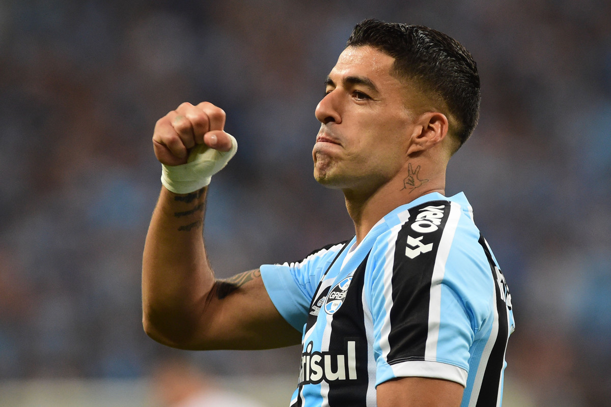 De locos: Suárez marcó un 'hat trick' y consiguió un título en su debut con Gremio