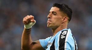De locos: Suárez marcó un 'hat trick' y consiguió un título en su debut con Gremio