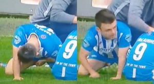 Aprovechó la charla de su técnico ¡para orinar en pleno partido!