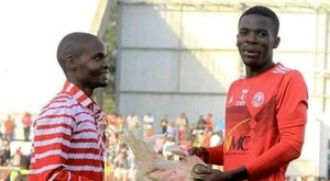 Curiosa escena en Malawi: un pollo como premio al 'MVP'