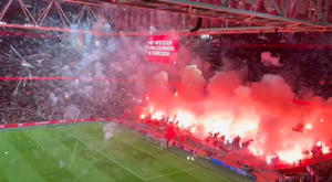 Suspendido el Ajax-Groningen por el lanzamiento de bengalas y pirotecnia