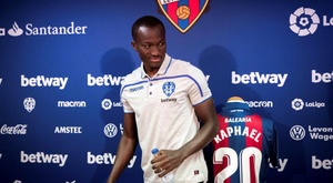 Dwamena, ex de Levante o Zaragoza, se desploma en pleno partido de Copa