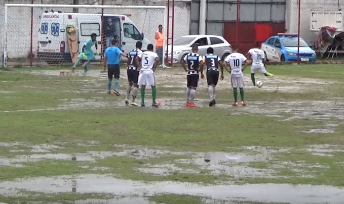 ¿Fútbol o waterpolo? El árbitro obligó a jugar en un césped impracticable