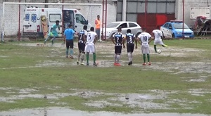 ¿Fútbol o waterpolo? El árbitro obligó a jugar en un césped impracticable