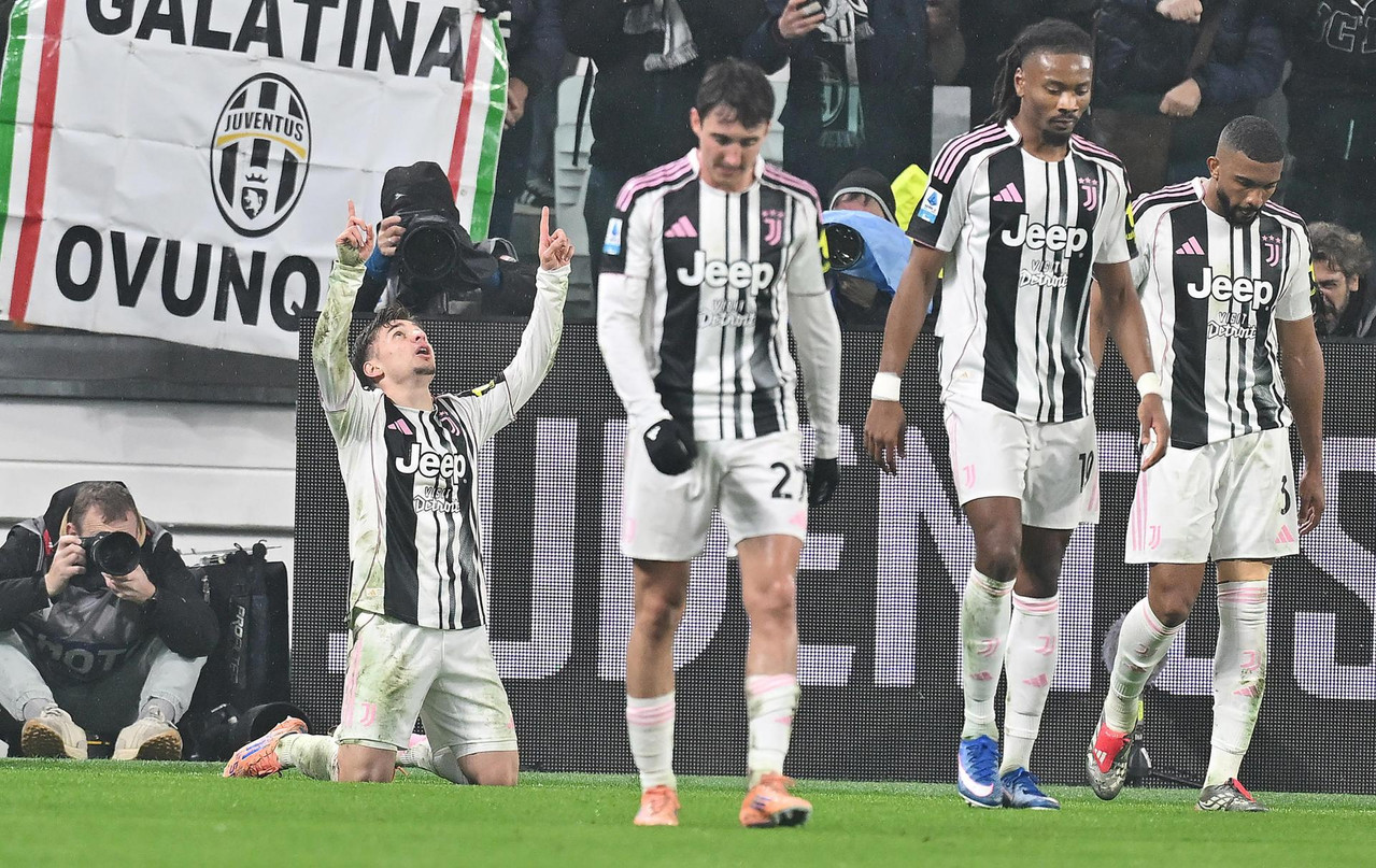 La Juve se empeña en estar ahí