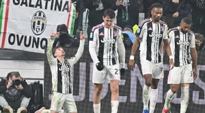 La Juve se empeña en estar ahí