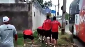 Bochornoso: ¡los jugadores de River apedrearon a sus propios aficionados!
