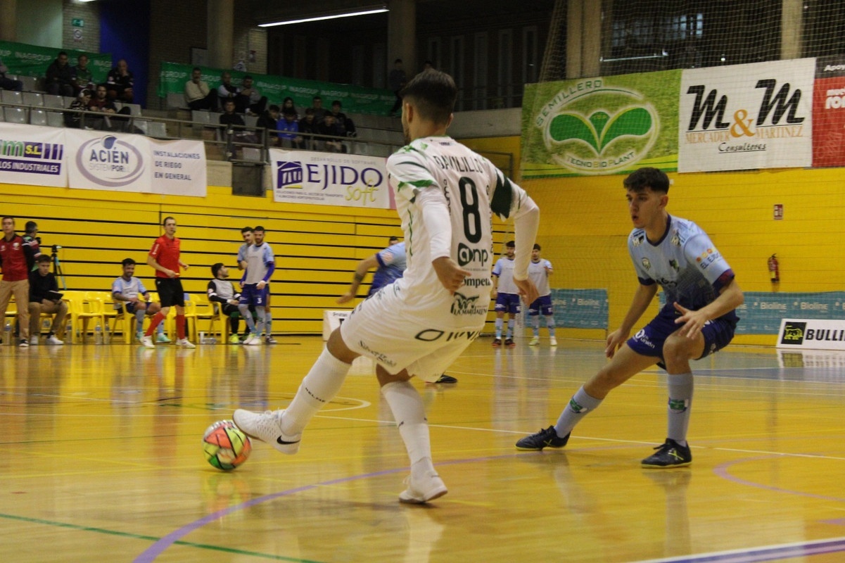 El UMA Antequera tira de orgullo para ganar