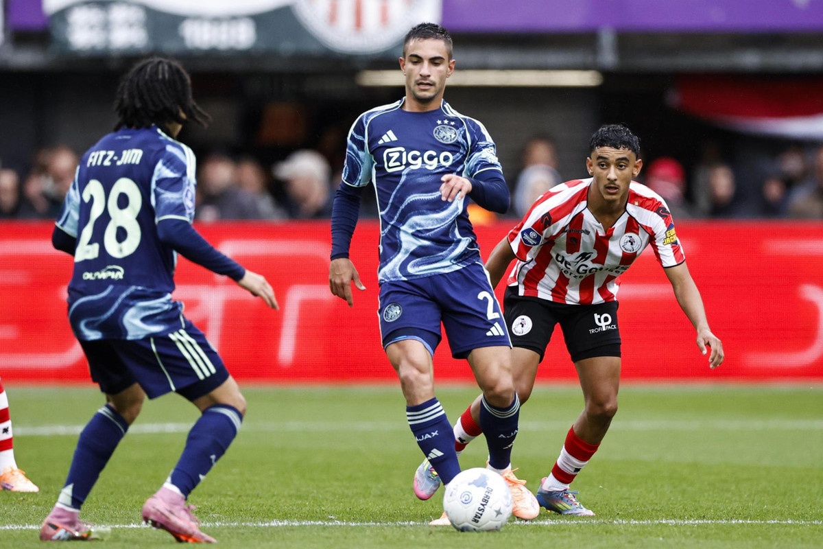 La triste medianía del Ajax: tan lejos del líder como del descenso