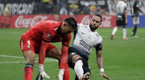 Barcelona deja al Corinthians de Depay fuera de la Libertadores