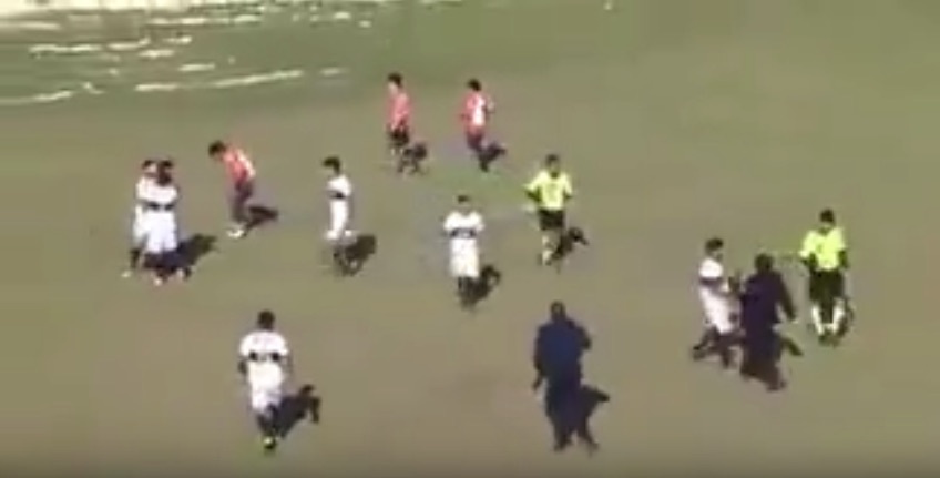 Un jugador propina un puñetazo a un árbitro