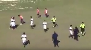 Un jugador propina un puñetazo a un árbitro