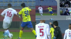 En Kuwait, ni con el VAR: se tira, pitan penalti, lo revisan y pitan penalti otra vez