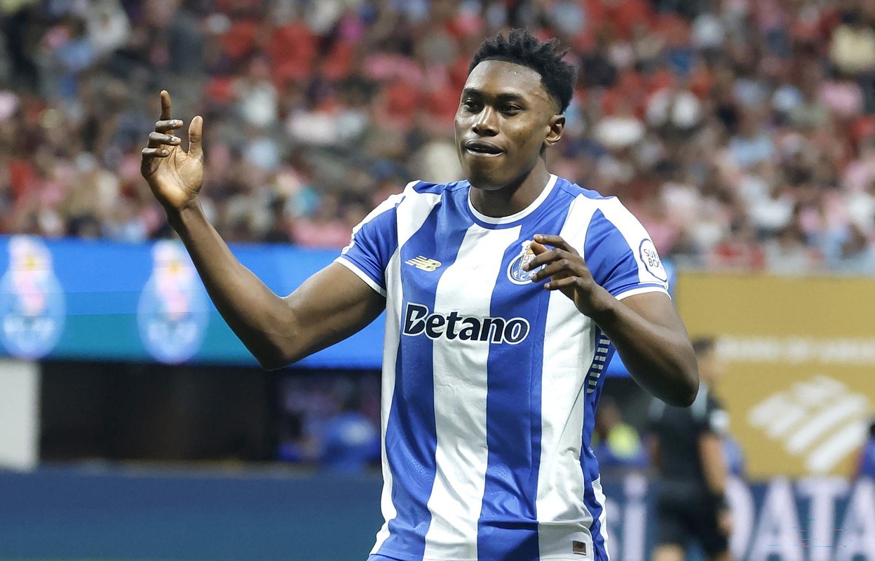 Con incertidumbre por Isak, el Newcastle mira a Samu y Kolo Muani