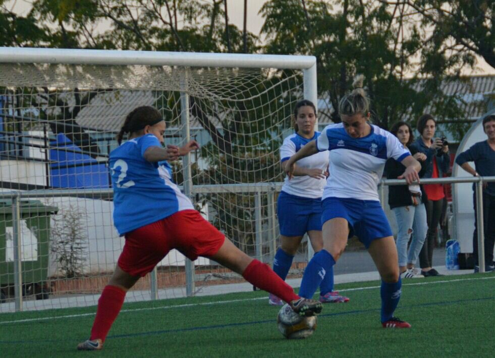 Alcaldesa de día, futbolista de noche