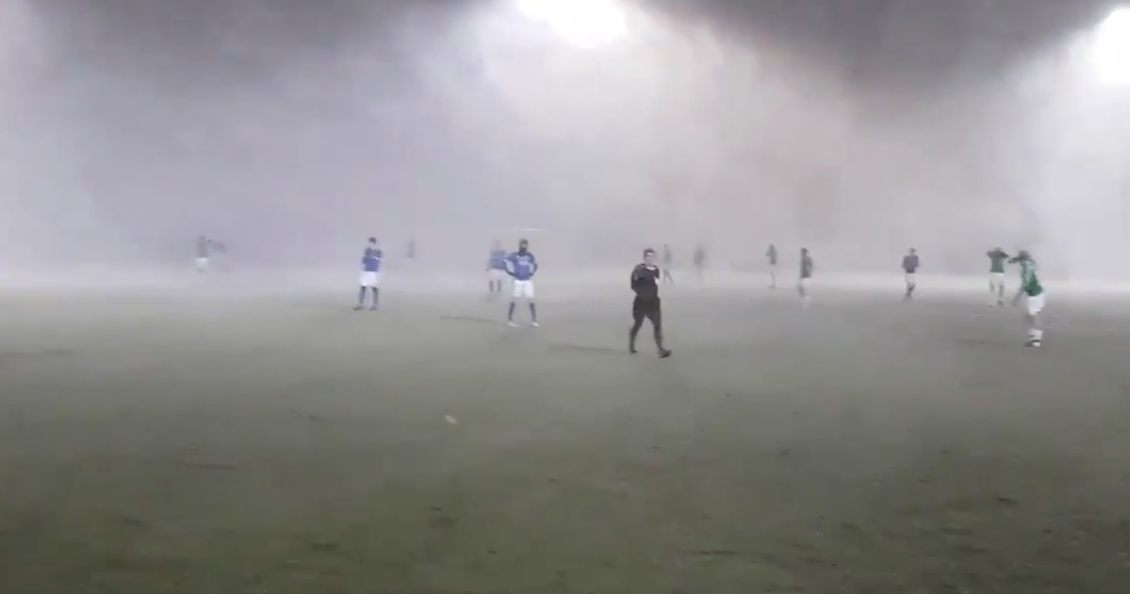 Espectacular tormenta de nieve en pleno partido