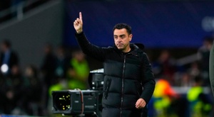 Xavi escenifica su ruptura con Laporta y arropa a Víctor Font