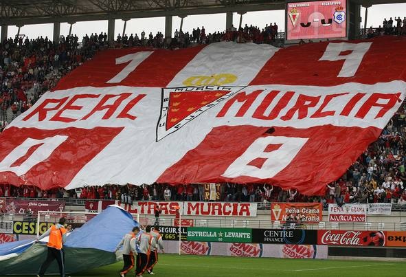 El Murcia acaba con la agonía (1-3)