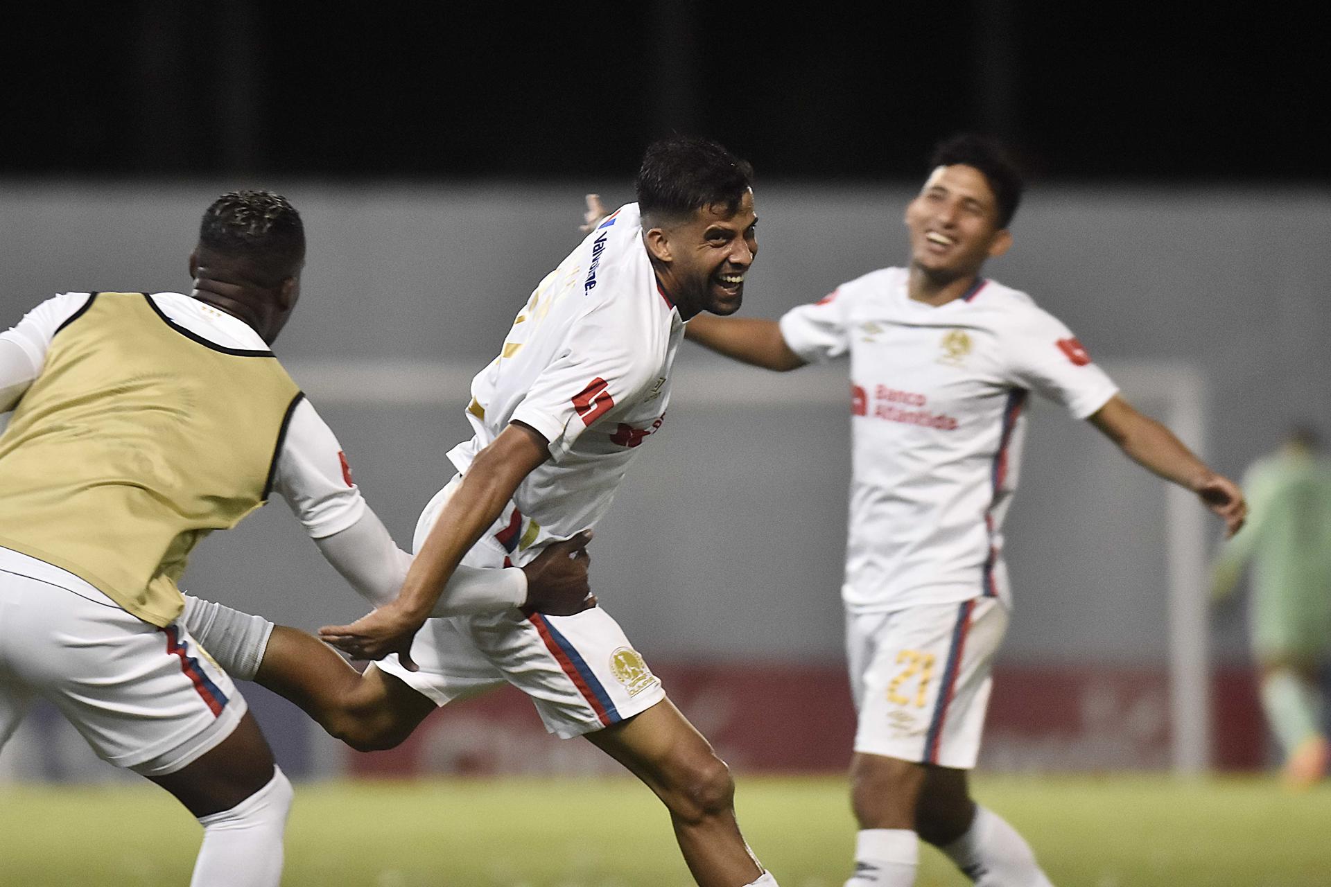 Yustin Arboleda golpea primero en Honduras