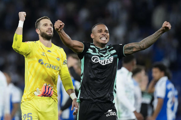 Barcelona mira defesa do Real Betis como alternativa para reforçar a retaguarda