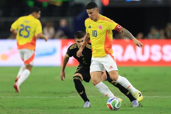 René Higuita analizó el presente de la Selección Colombiana bajo el mando de Néstor Lorenzo (60), las críticas que existen sobre James Rodríguez (34) y confesó quiénes son sus favoritos para el Mundial de Estados Unidos, México y Canadá.