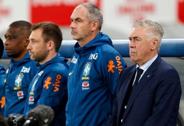 Le sélectionneur Carlo Ancelotti (d) avant un match amical entre le Japon et le Brésil. EFE/EPA/Franck Robichon