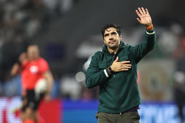Clube português acompanha Abel Ferreira diante das dúvidas sobre Rui Borges, mas contrato com o Palmeiras dificulta uma eventual mudança.