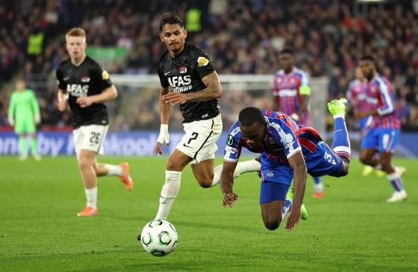 Un'eliminazione eccellente ha scosso il terzo turno di FA Cup: il Crystal Palace, detentore del trofeo, si è arreso per 2-1 al Macclesfield Town, modesta formazione di sesta divisione guidata dal fratello di Wayne Rooney. Una delle più grandi sorprese nella storia recente della competizione.