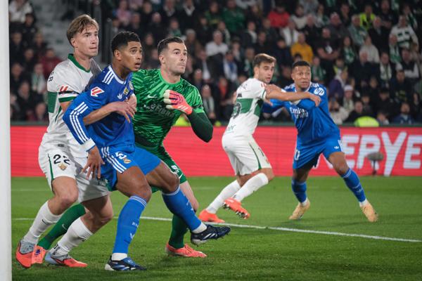 El portero del Elche, Iñaki Peña (3i) se prepara para un ataque del Real Madrid durante el partido de LaLiga, este domingo en el estadio Martínez Valero. EFE / Pablo Miranzo