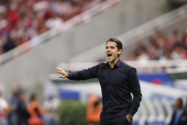 'TyC Sports' informó de que Fernando Gago fue ingresado y operado de urgencia por problemas cardiovasculares. Universidad de Chile anunció que se encuentra en buenas condiciones y sometiéndose a nuevos exámenes.