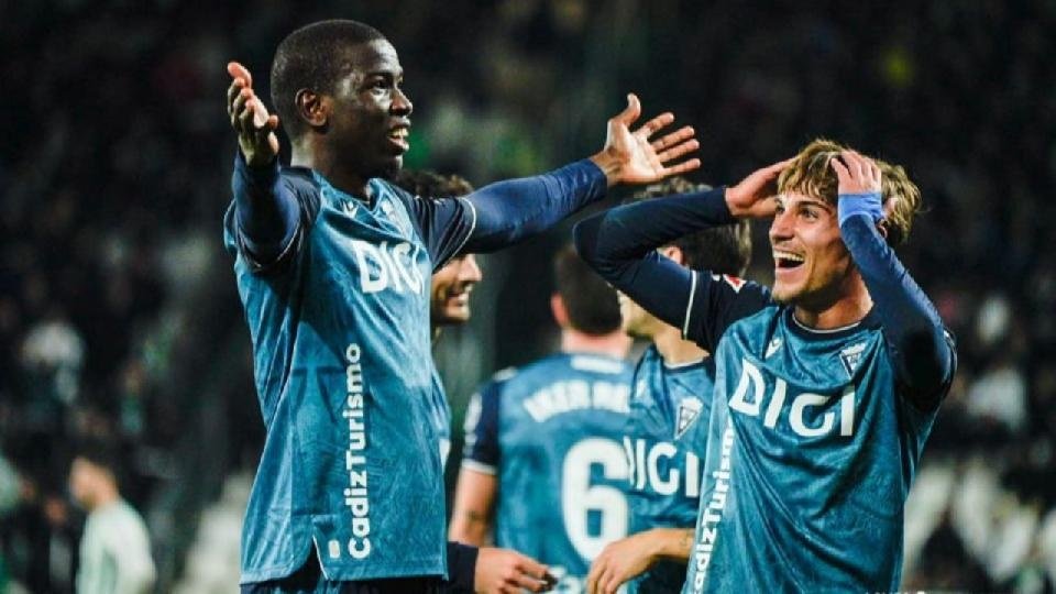 Moussa Diakhité y De la Rosa celebran uno de los goles del Cádiz en su partido ante el Córdoba en la Liga Hypermotion 2025-26. LaLiga