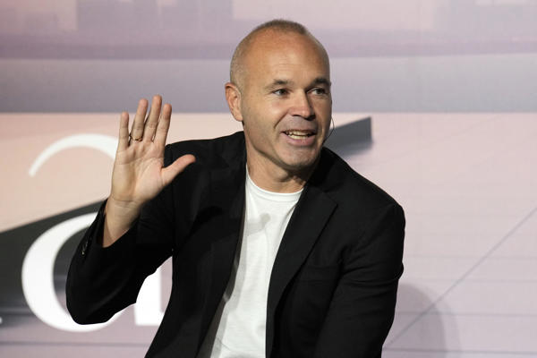 Iniesta se pasa a los banquillos... ¡en Emiratos!