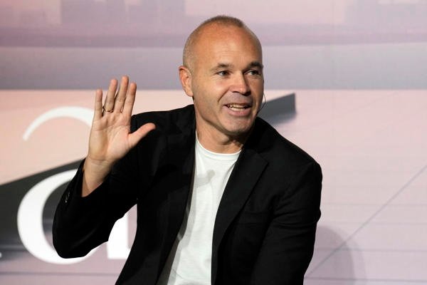 Iniesta se pasa a los banquillos... ¡en Emiratos!