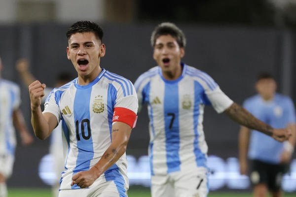Echeverri set to join Benfica on loan