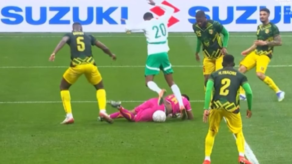 Djigui Diarra, portero de la Selección de Mali, pasó de héroe a villano en la Copa África. Tras detener tres penaltis en la tanda de octavos ante Túnez, erró en el tanto de Senegal en los cuartos.