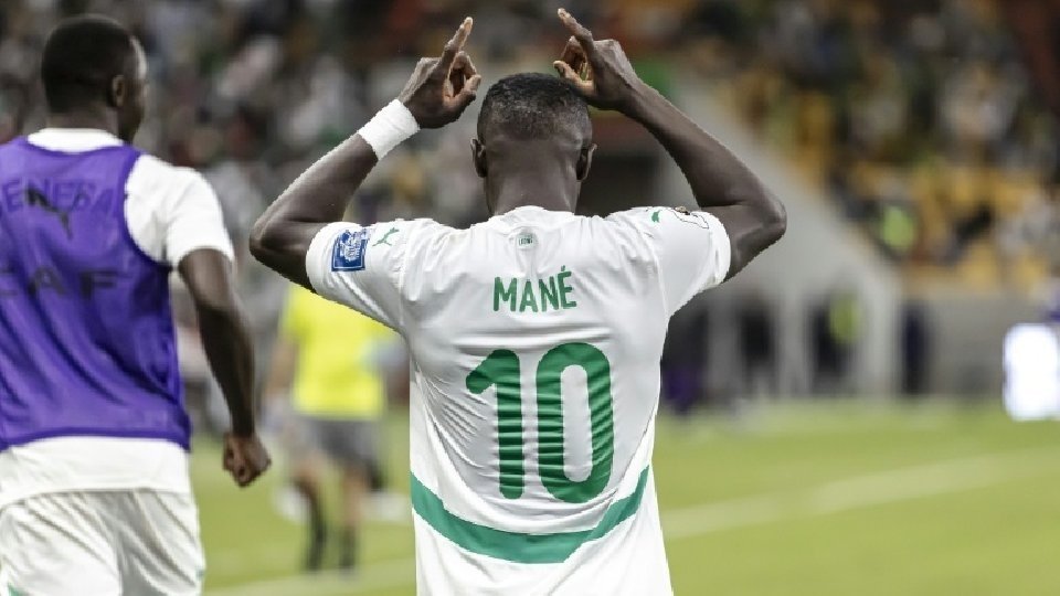 Senegal venció a Mali por 0-1 y jugará las semifinales de la Copa África. Djigui Diarra regaló el único gol del partido a Ndiaye, pero salvó de una goleada a una selección que jugó con 10 jugadores toda la segunda parte.