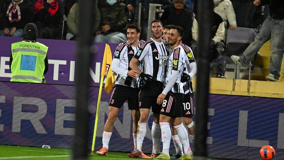 Cento e sessenta dias de espera, poucos instantes para recuperar tudo. Dusan Vlahovic volta a ser o dono da cena e, com um golpe de puro instinto, assina a vitória 'bianconera' em solo salentino.